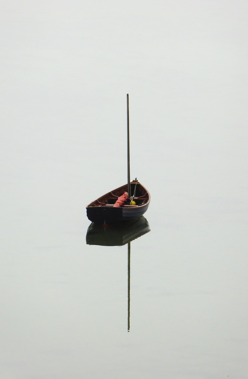 boat, lake, reflection-499585.jpg
